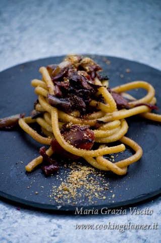 Bigoli all'amarone con radicchio tardivo, pomodorini, granella di colomba e aceto balsamico tradizionale di Modena