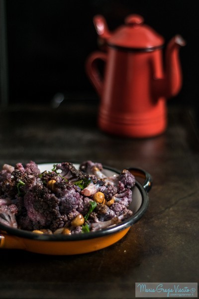 Cavolfiori (viola) al forno con insalata di nocciole